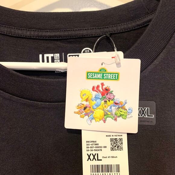 Uniqlo Sesame Street Big Bird Oscar the Grouch UT Graphic T-Shirt in Dark Gray - Picture 6 of 9